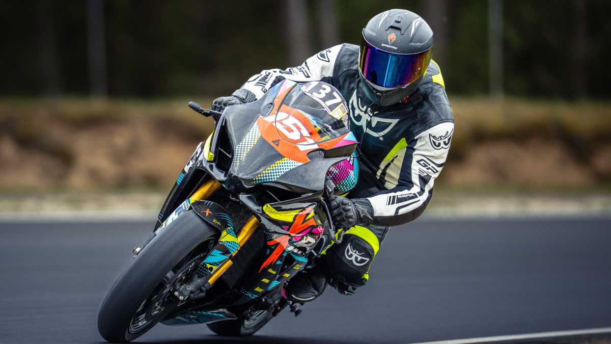 riding on track / circuitrijden